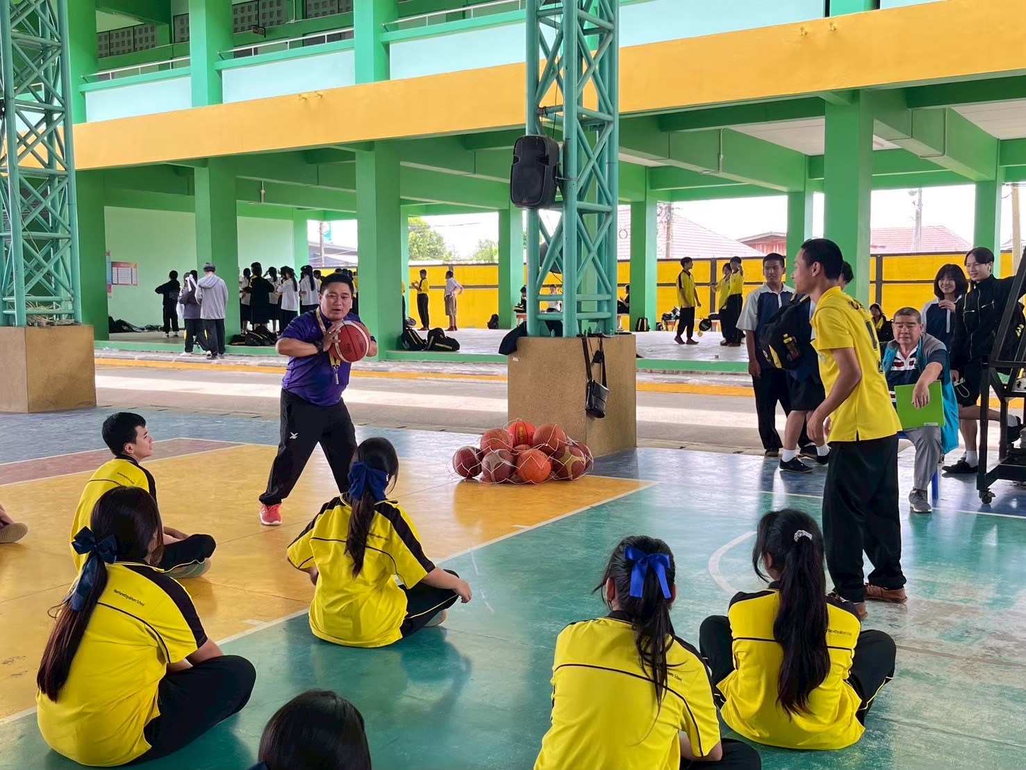 การรับ-ส่ง บาสเกตบอล 2 มือระดับอก